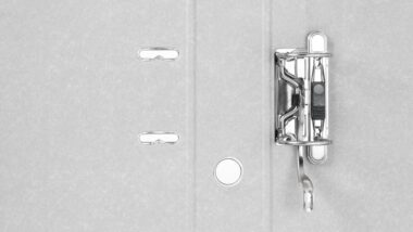 Leerer, geöffneter Aktenordner