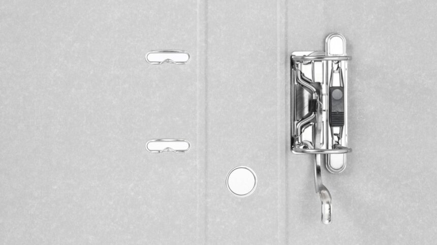 Leerer, geöffneter Aktenordner