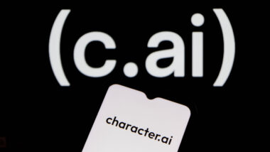 Smartphone, auf dessen BIldschirm character.ai steht.