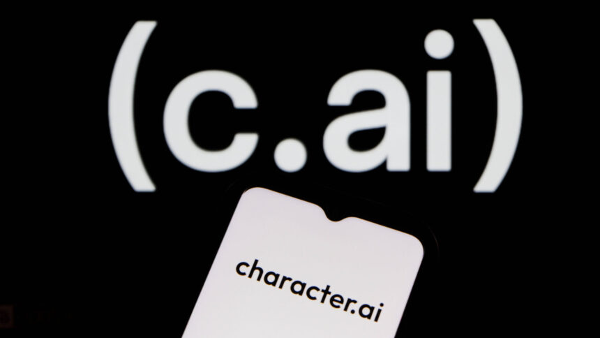 Smartphone, auf dessen BIldschirm character.ai steht.