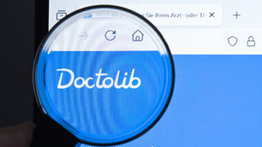 Das Bild zeigt die Website von Doctolib, die mit einer Lupe vergrößert wurde.