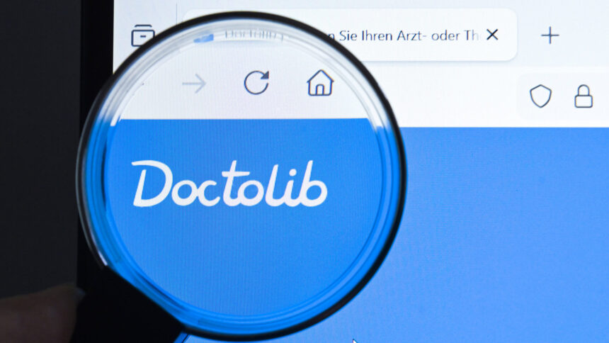Das Bild zeigt die Website von Doctolib, die mit einer Lupe vergrößert wurde.