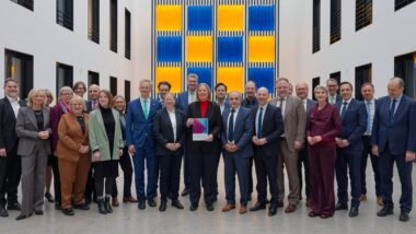 Eine Menschengruppe schaut in die Kamera