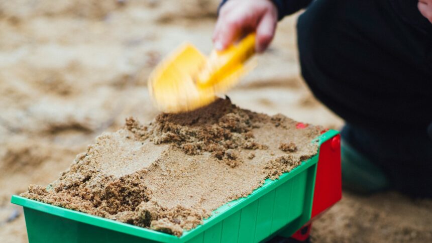 Eine Spielzeuglader und eine gelbe Schaufel mit Sand