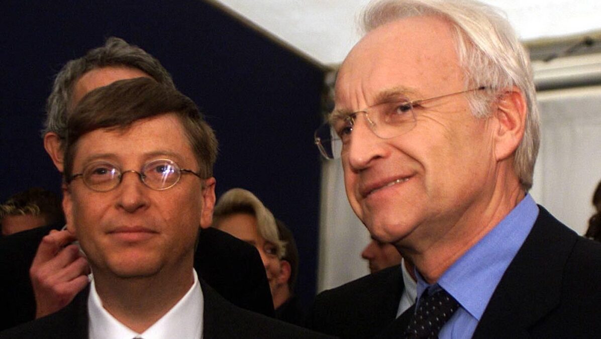 Bill Gates und Edmund Stoiber in einem Messe-Pavillon