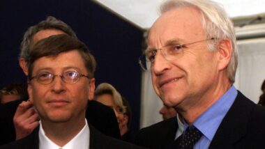 Bill Gates und Edmund Stoiber in einem Messe-Pavillon