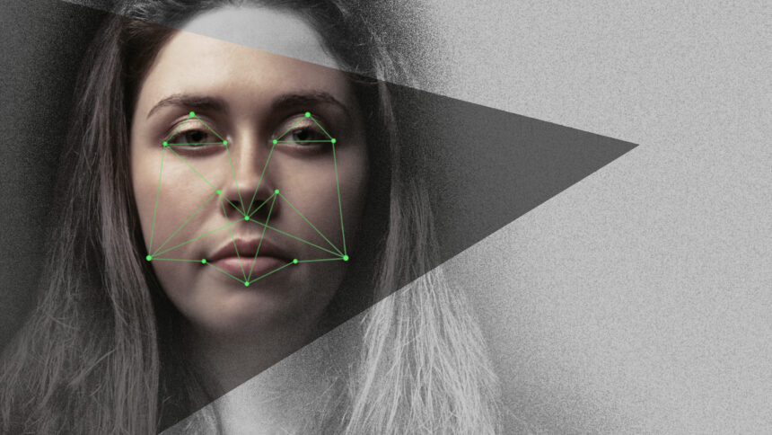 Gesicht einer Frau mit grünen Punkten und Linien, die Software-basierte Gesichtserkennung suggerieren.