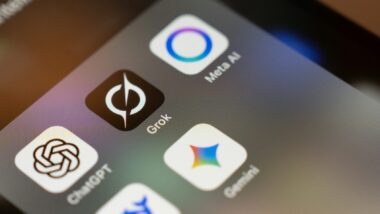 Ein Smartphone-Bildschirm mit den KI-Apps OpenAI, Grok, Meta AI und Gemini