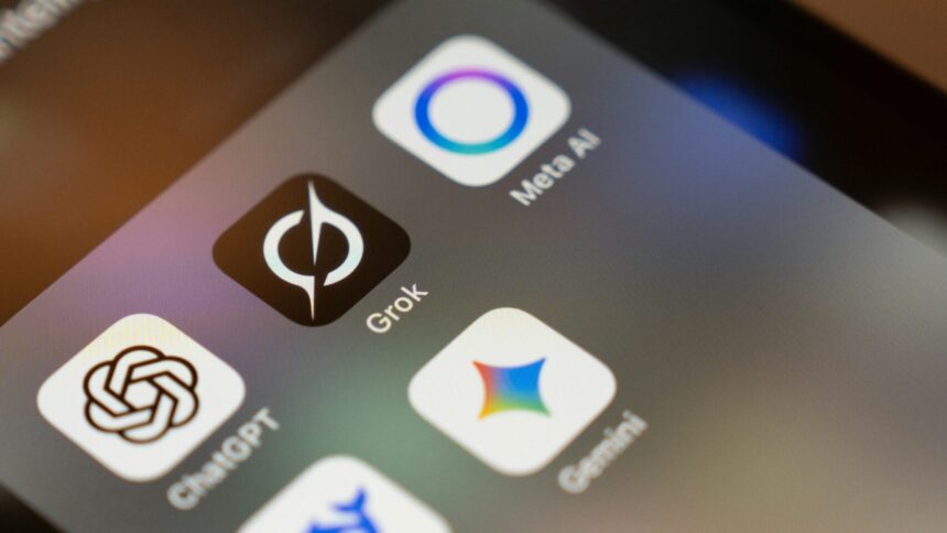 Ein Smartphone-Bildschirm mit den KI-Apps OpenAI, Grok, Meta AI und Gemini