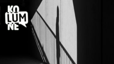 Ein Schatten einer Person, die auf einer Treppe geht.