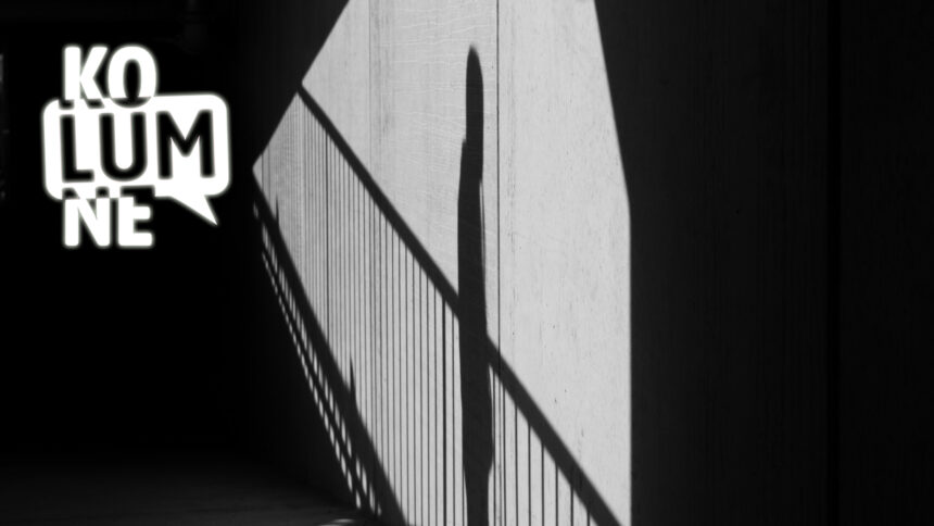 Ein Schatten einer Person, die auf einer Treppe geht.