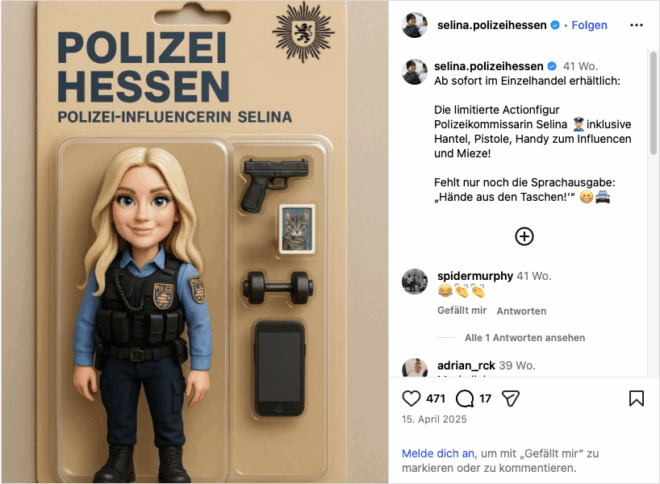 Das KI-generierte Bild zeigt eine kleine Puppe in Polizeiuniform mit offenen blonden Haaren und großen blauen Augen. In der Verpackung sind außerdem noch eine Pistole, ein Handy, eine Hantel und ein Katzenfoto in Miniatur.