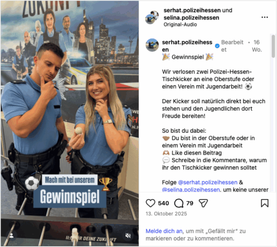 Zwei Polizist*innen posen für die Kamera. Vor ihnen steht ein Kicker-Tisch.