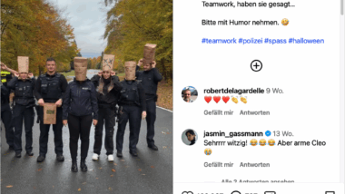 Die linke Bildhälfte zeigt mehrere Polizist*innen mit braunen Papiertüten auf dem Kopf. Die rechte Hälfte zeigt die Caption und die Kommentare.