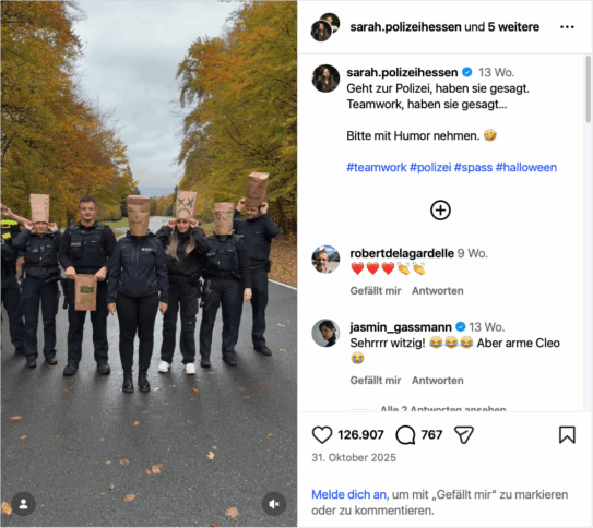 Die linke Bildhälfte zeigt mehrere Polizist*innen mit braunen Papiertüten auf dem Kopf. Die rechte Hälfte zeigt die Caption und die Kommentare.