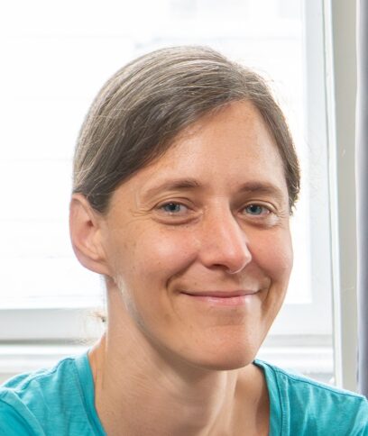 Der Kopf einer Person vor einem Fensterausschnitt