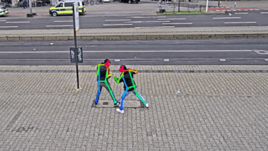 Zwei Menschen bei einer Schlägerei, ihre Körper sind von bunten Strichmännchen überlagert.