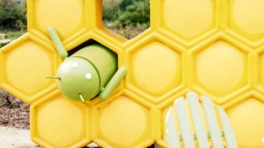 Android-Roboter steckt in Wabe fest.