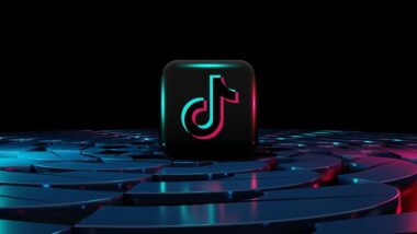 Das Logo von TikTok vor dunklem Hintergrund.