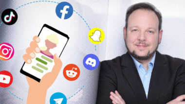 Porträt von Stephan Dreyer. Illustration eines Smartphones mit Icons von Social-Media-Apps