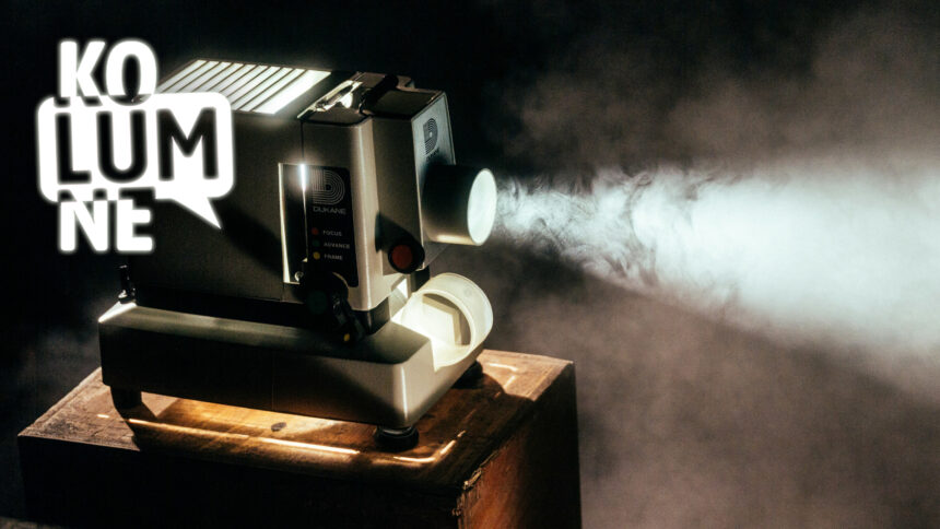 alter Filmprojektor steht auf einem Tisch.