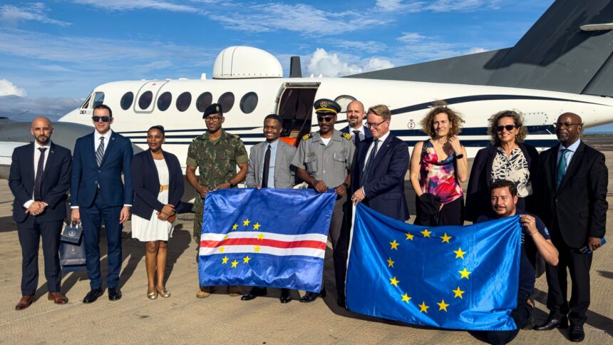 Gruppenfoto mit EU- und Kap-Verde-Flagge vor einem Fluzeug
