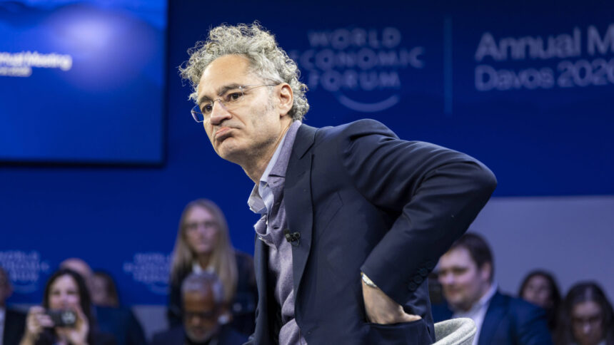 Ein Mann in einem Anzug sitzt vor einem Publikum mit dem Logo des Weltwirtschaftsforums im Hintergrund. Der Mann hat eine Hand in der Jackentasche und zieht eine Grimasse.