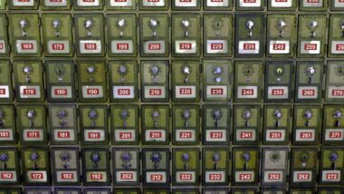 Viele Postfaecher in waagerechter und senkrechter Anordnung, jedes Fach mit einer Kennziffer und einem Buchstabencode