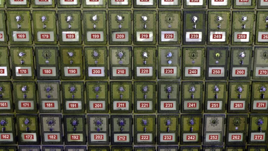 Viele Postfaecher in waagerechter und senkrechter Anordnung, jedes Fach mit einer Kennziffer und einem Buchstabencode