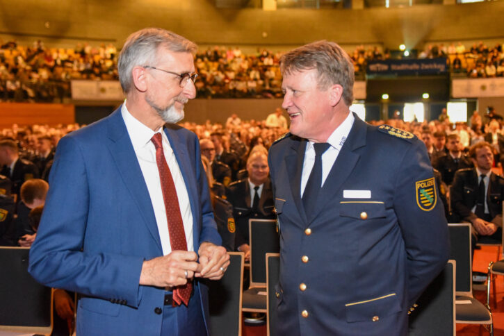 Zwei alte Männer schauen sich in die Augen und lächeln.