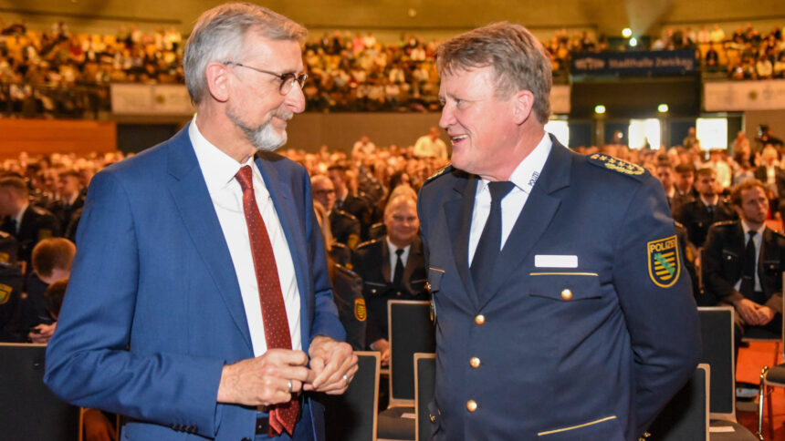 Zwei alte Männer schauen sich in die Augen und lächeln.