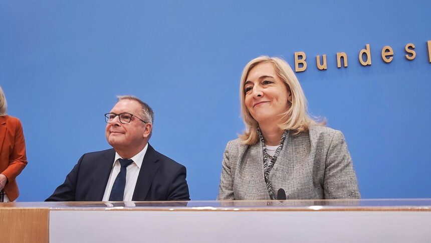 Zwei Menschen vor blauem Hintergrund