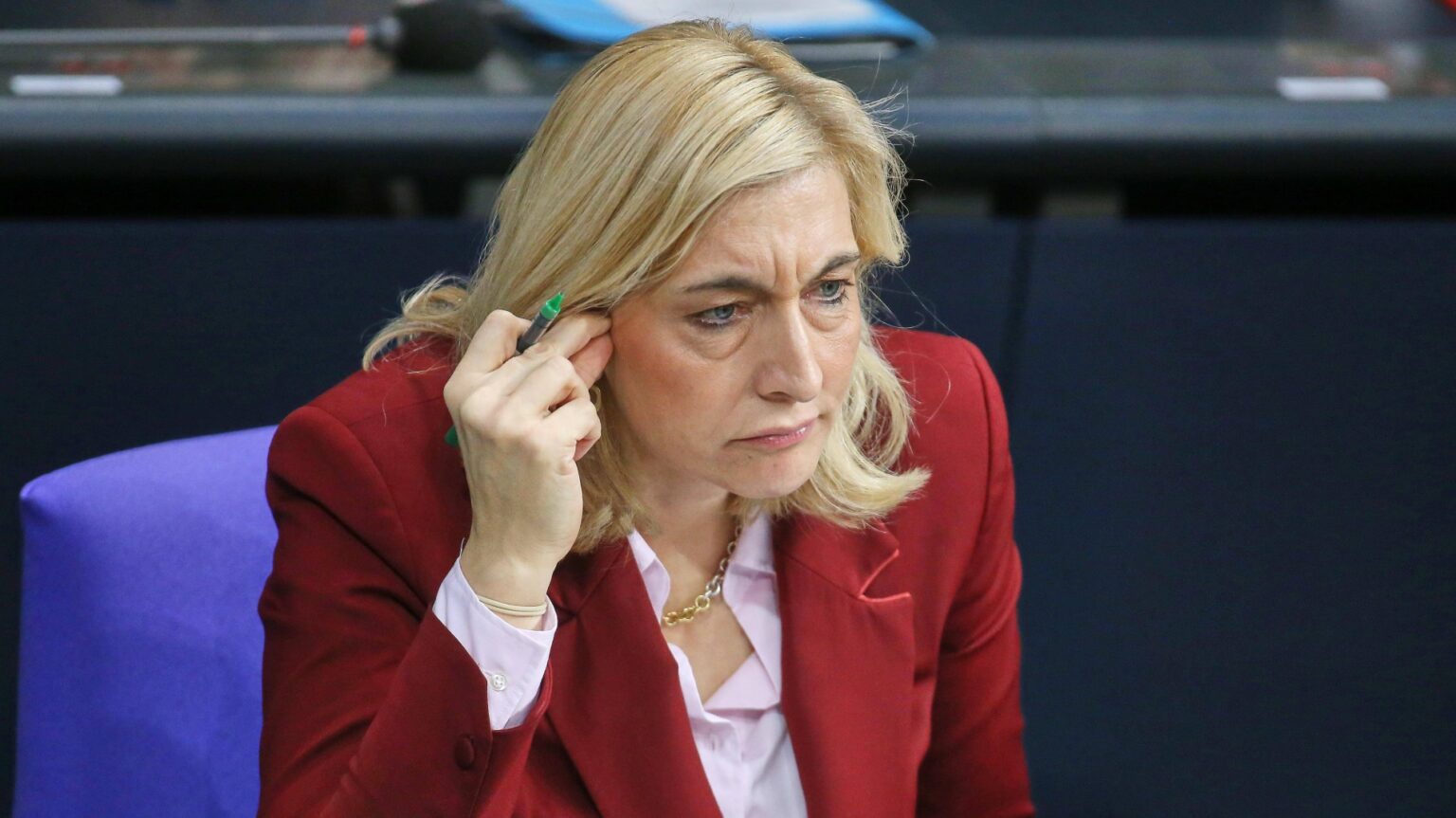 Bundesministerin für Gesundheit Nina Warken schaut konzentriert