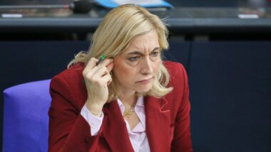 Bundesministerin für Gesundheit Nina Warken schaut konzentriert