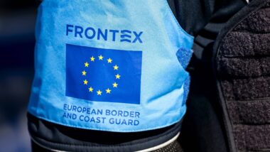 Auf einer Weste ist das Logo von Frontex zu sehen.