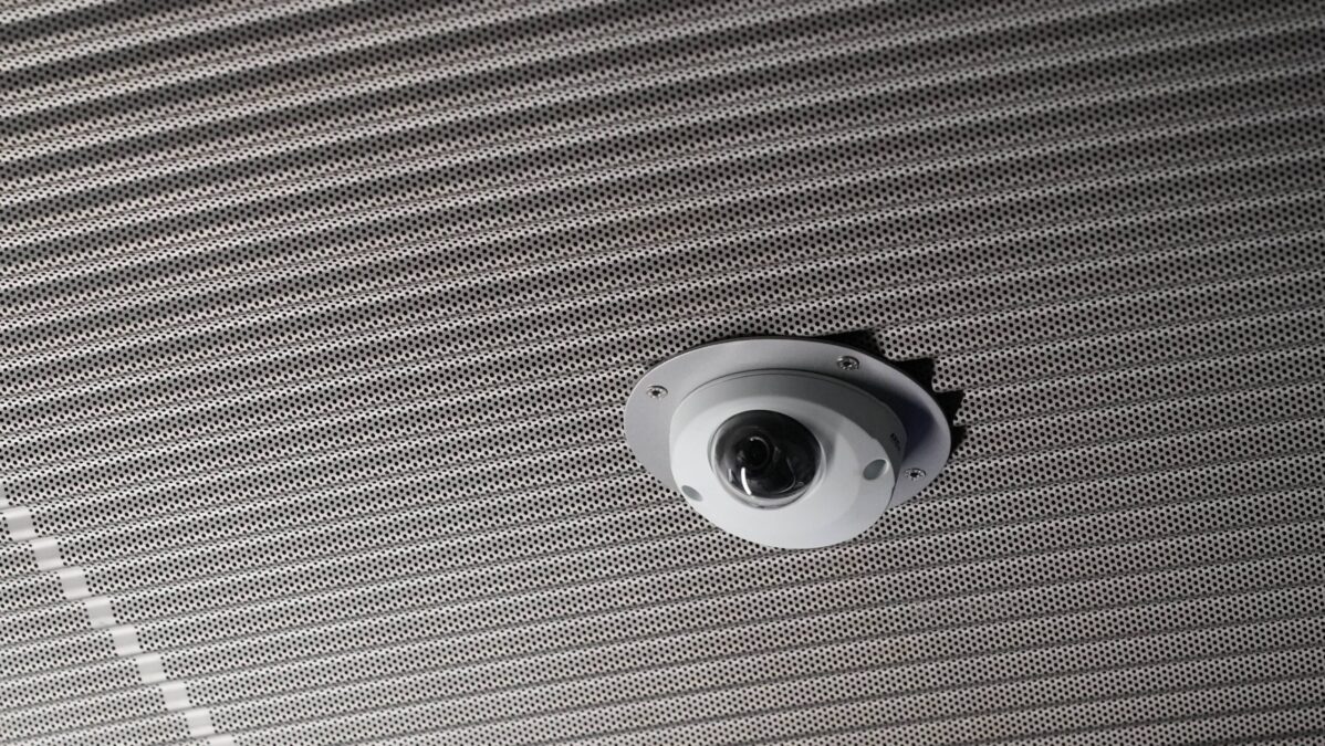 Eine Kuppelkamera an der Decke einer Bahn.