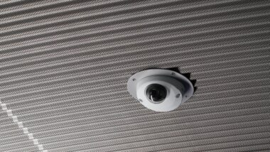 Eine Kuppelkamera an der Decke einer Bahn.