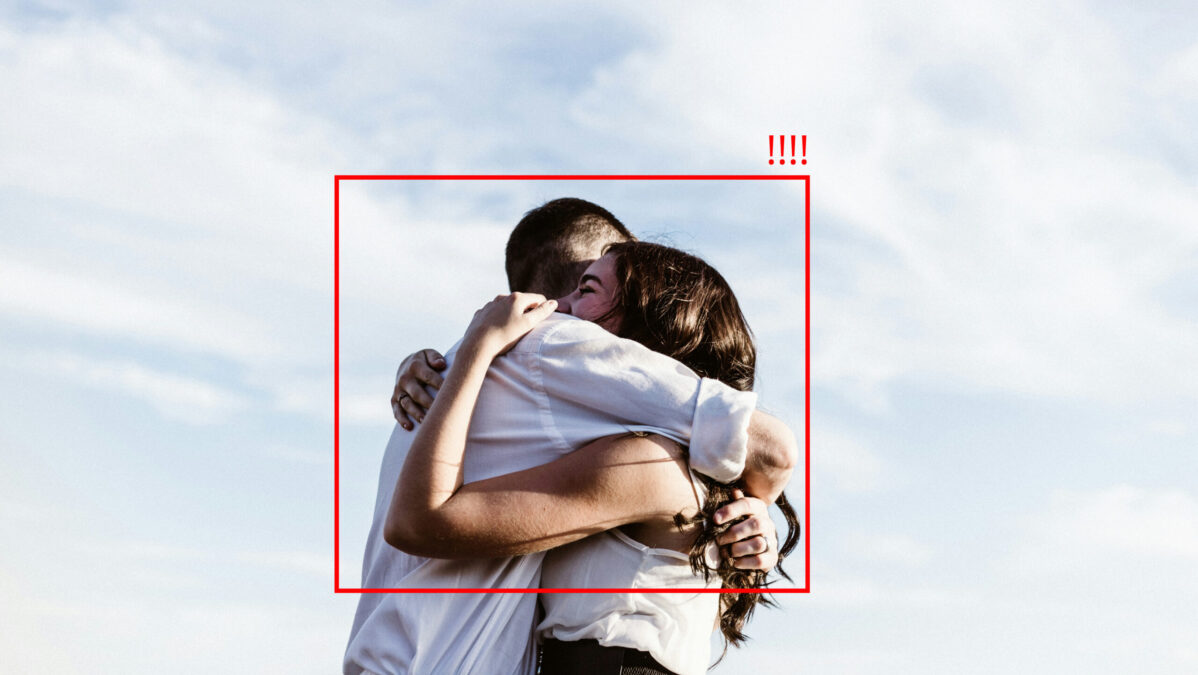 Zwei Menschen umarmen sich, um sie ist ein roter Rahmen gezeichnet, darüber stehen drei rote Ausrufezeichen.