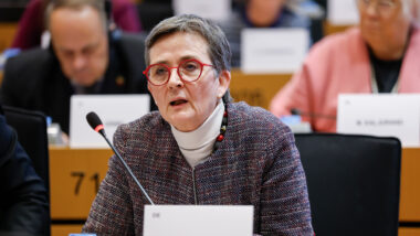 Frau spricht in Mikrofon