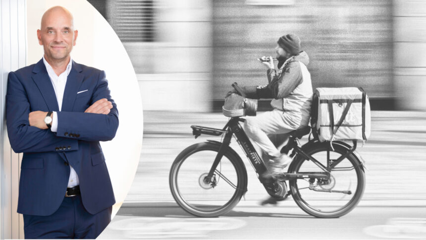 Der Anwalt Martin Bechert ist auf der linke Seite des Bildes, auf der rechten Seite ist ein Lieferfahrer beim Ausliefern auf einem Fahrrad zu sehen.