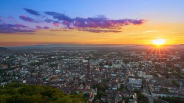 Bild von der Stadt freiburg vom Schlossberg aus im Sonnenuntergang