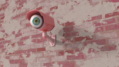 Eine pinke Kamera mit Auge statt Linse.