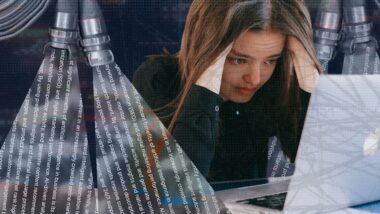 Eine Collage einer Büroangestellten, die an einem Schreibtisch sitzt, umgeben von Stapeln von Papierkram, während mehrere Feuerwehrschläuche feurige Flüssigkeit um sie herum versprühen.