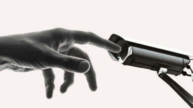 Ein Finger tatscht auf eine Überwachungskamera