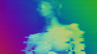 Ein im Stil von Glitch-Art verzerrtes Bild einer weiblich gelesenen Schaufensterfigur.