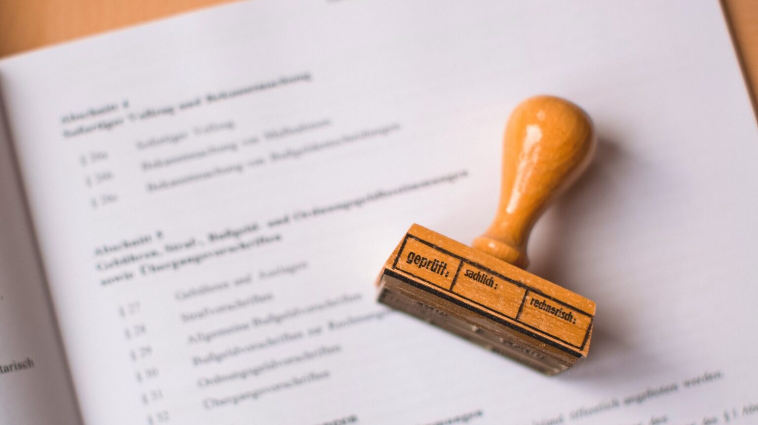 Stempel liegt auf einem Papierdokument