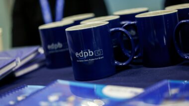 EDPD-Tassen beim Europäischen Datenschutzgipfel 2024