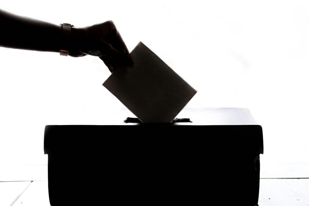 Eine Abstimmungsbox in die ein Zettel hineingeworfen wird