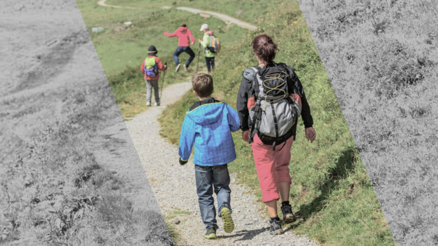 Eine Familie mit Erwachsenen und jungen Menschen beim Wandern.