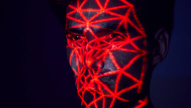 Mensch mit rotem Raster, das auf das Gesicht projiziert ist